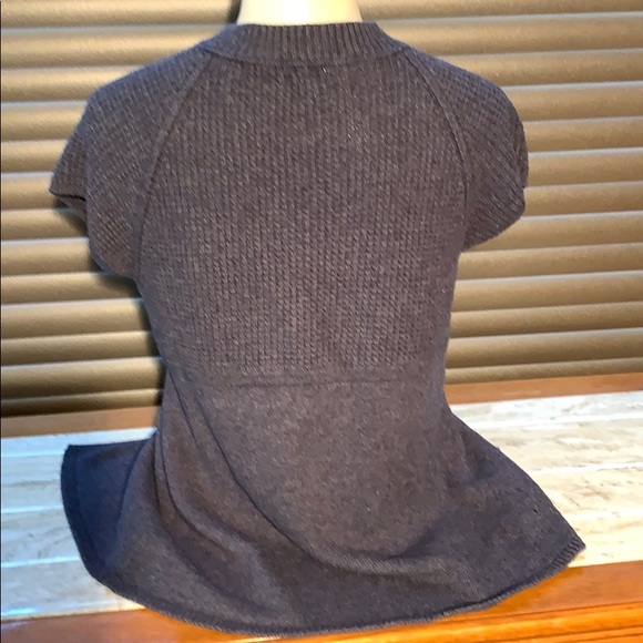 Sweater Short Sleeve Size Large (Fits a S/M Best) - Picture 6 of 9